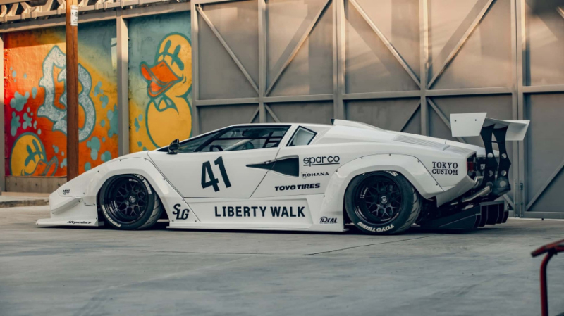 Lamborghini Countach от ателье Liberty Walk смотрится интересно