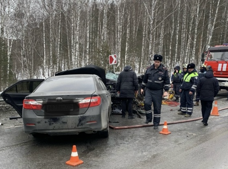 Опубликованы фото с места смертельного ДТП под Челябинском