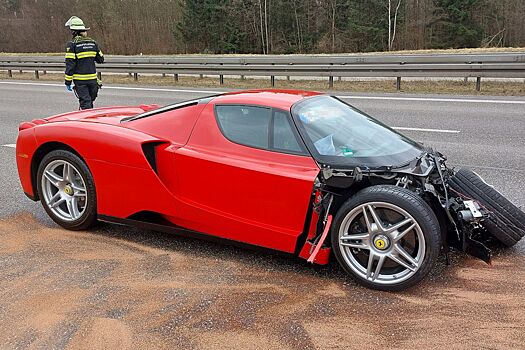 В Германии разбили Ferrari Enzo. Такая может стоить $ 6 млн