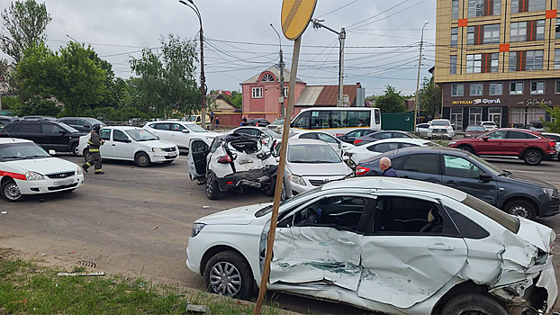 В Воронеже маршрутный автобус столкнулся с шестью автомобилями