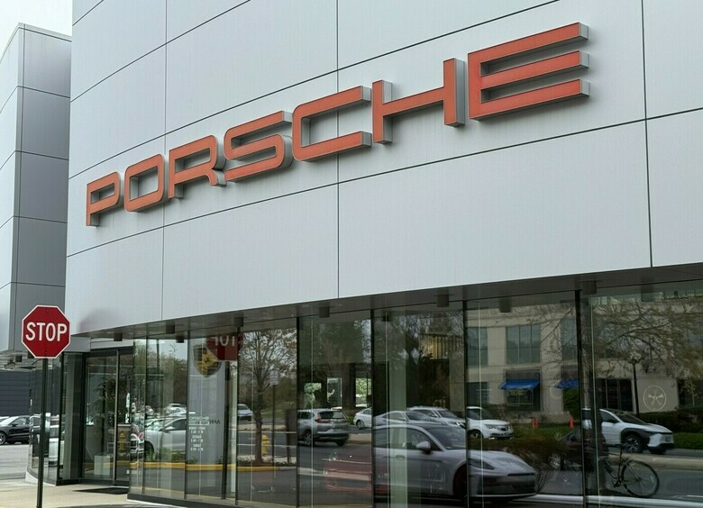 Чего хотят мужчины: Porsche возвращает на свои авто не только ДВС, но и МКП