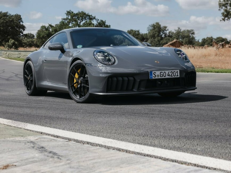 Чего хотят мужчины: Porsche возвращает на свои авто не только ДВС, но и МКП