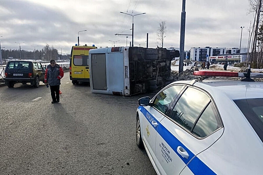 Переполненный автобус опрокинулся в Петрозаводске